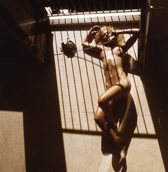 Naakt op de grond van atelier 3