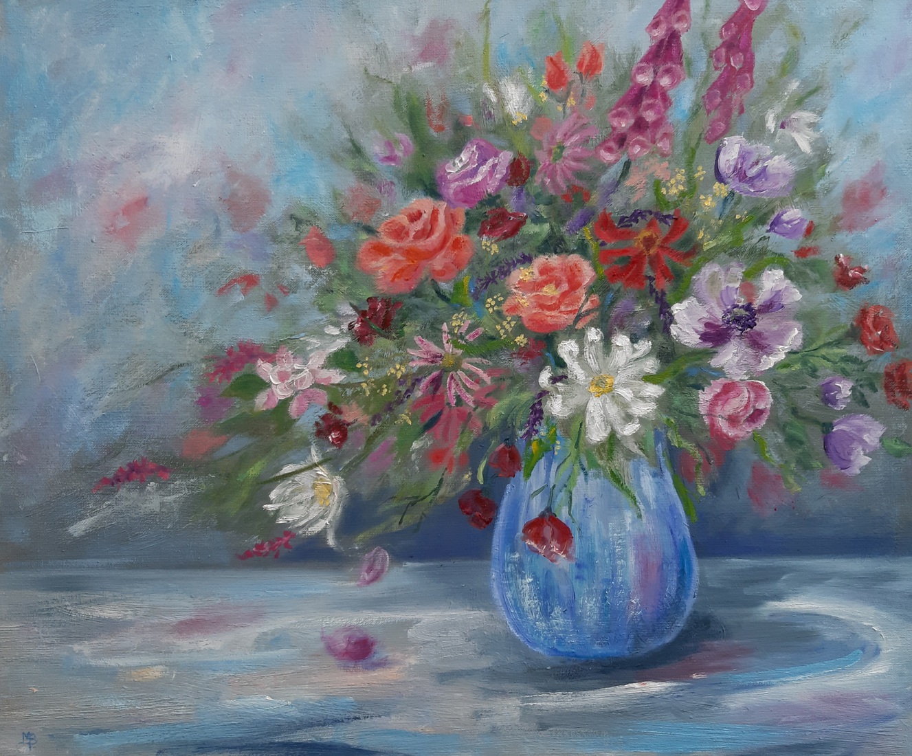 bloemen in blauwe vaas
