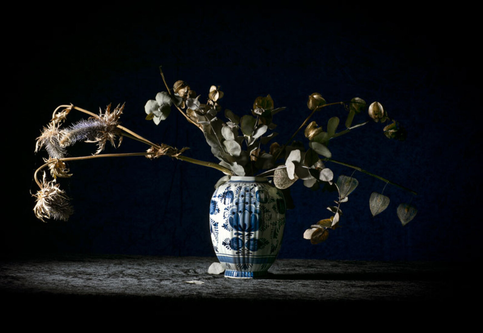 Dode bloemen in Delfts blauwe vaas