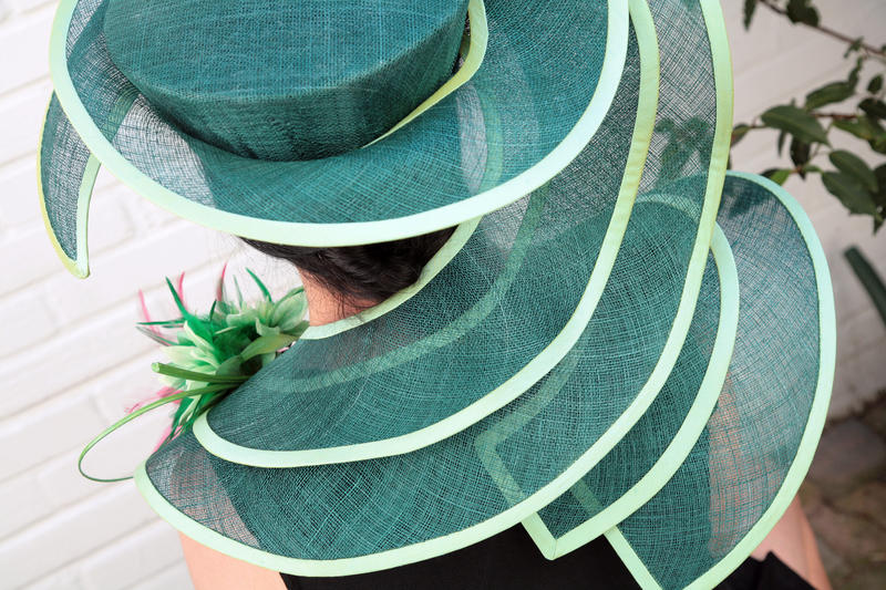 Dameshoed. Speciaal ontwerp achterzijde 'ConneXXion to Talent'