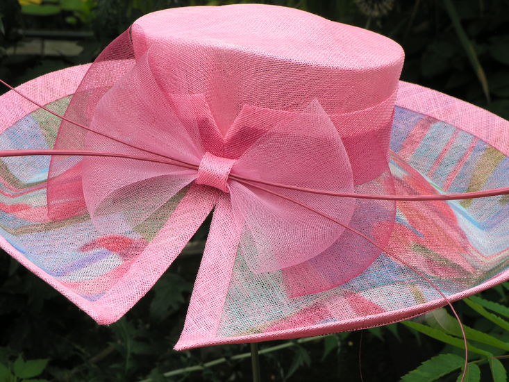 A -symetrische dameshoed uit de serie 'It's flamingotime'