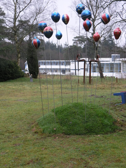 Installatie hoedenspelden '1000% Hoed Gezien'