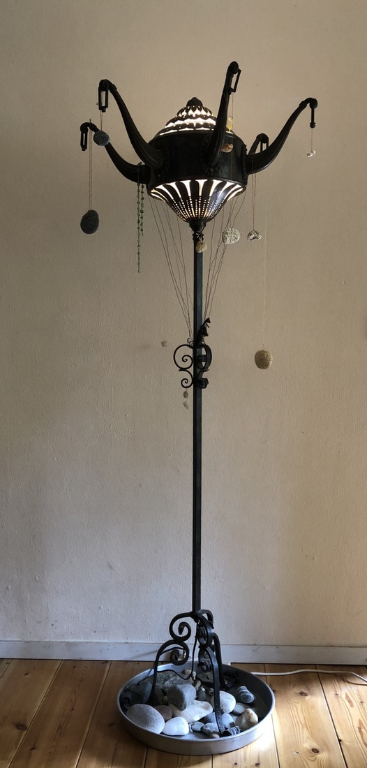 Memorial column for three generations