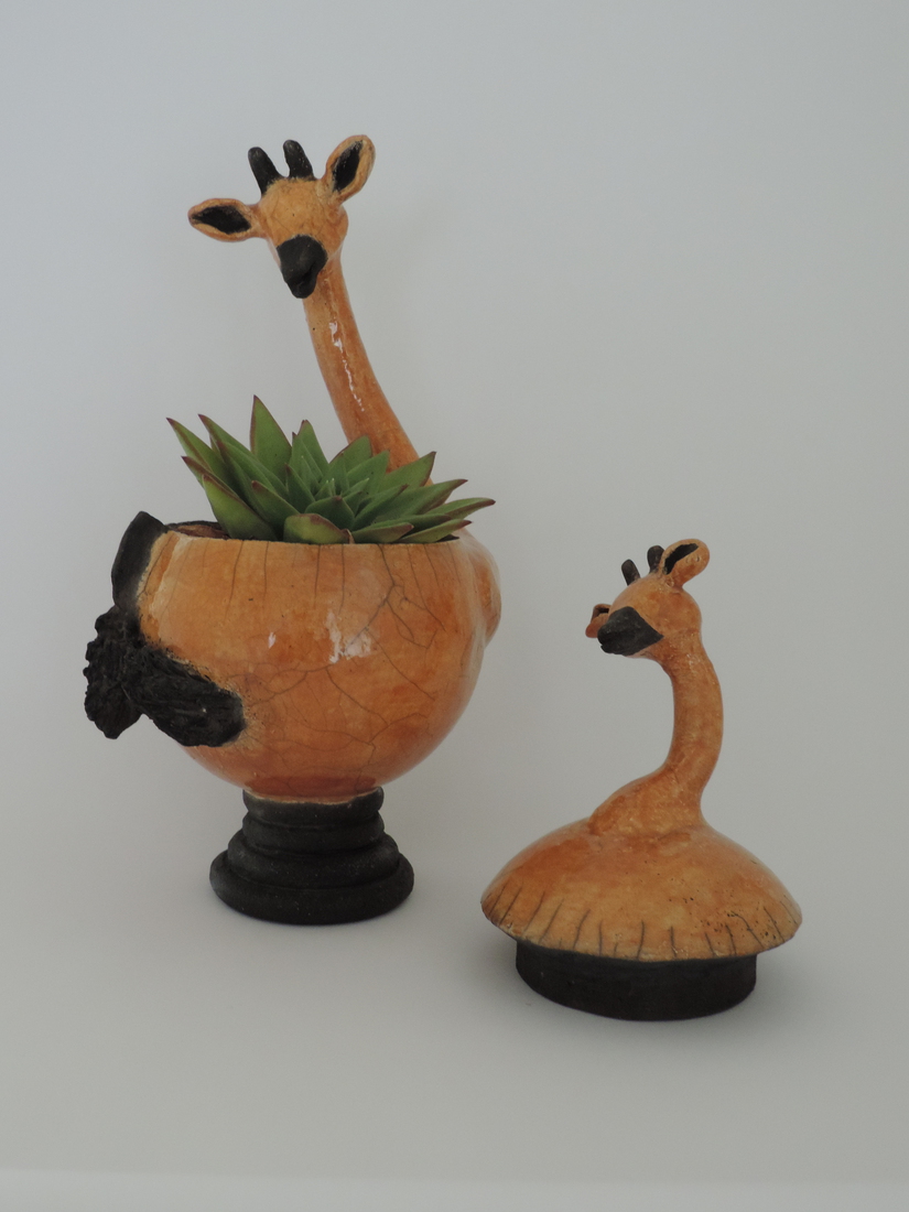 Giraffe met kind pot