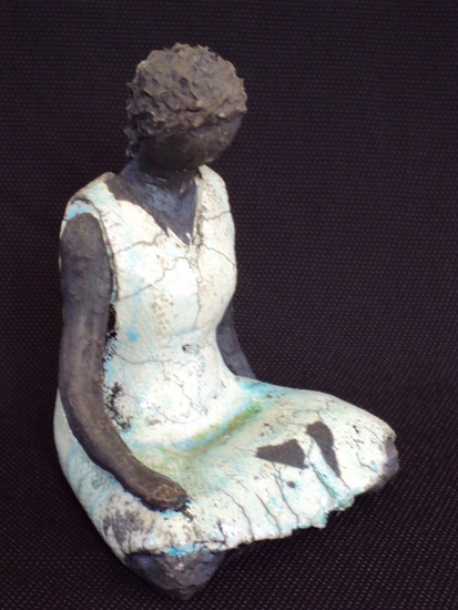 vrouw in kleermakerszit