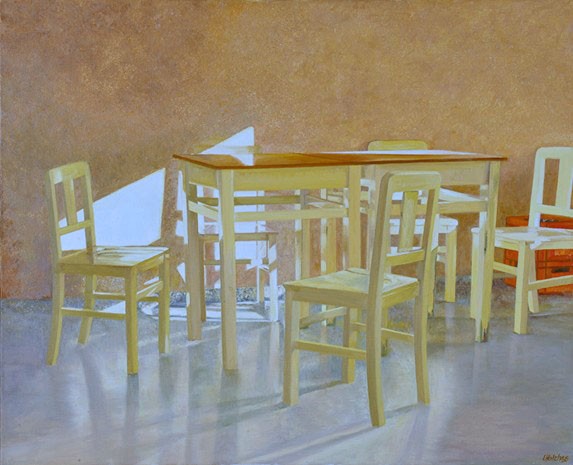 Gele stoelen in oud cafe