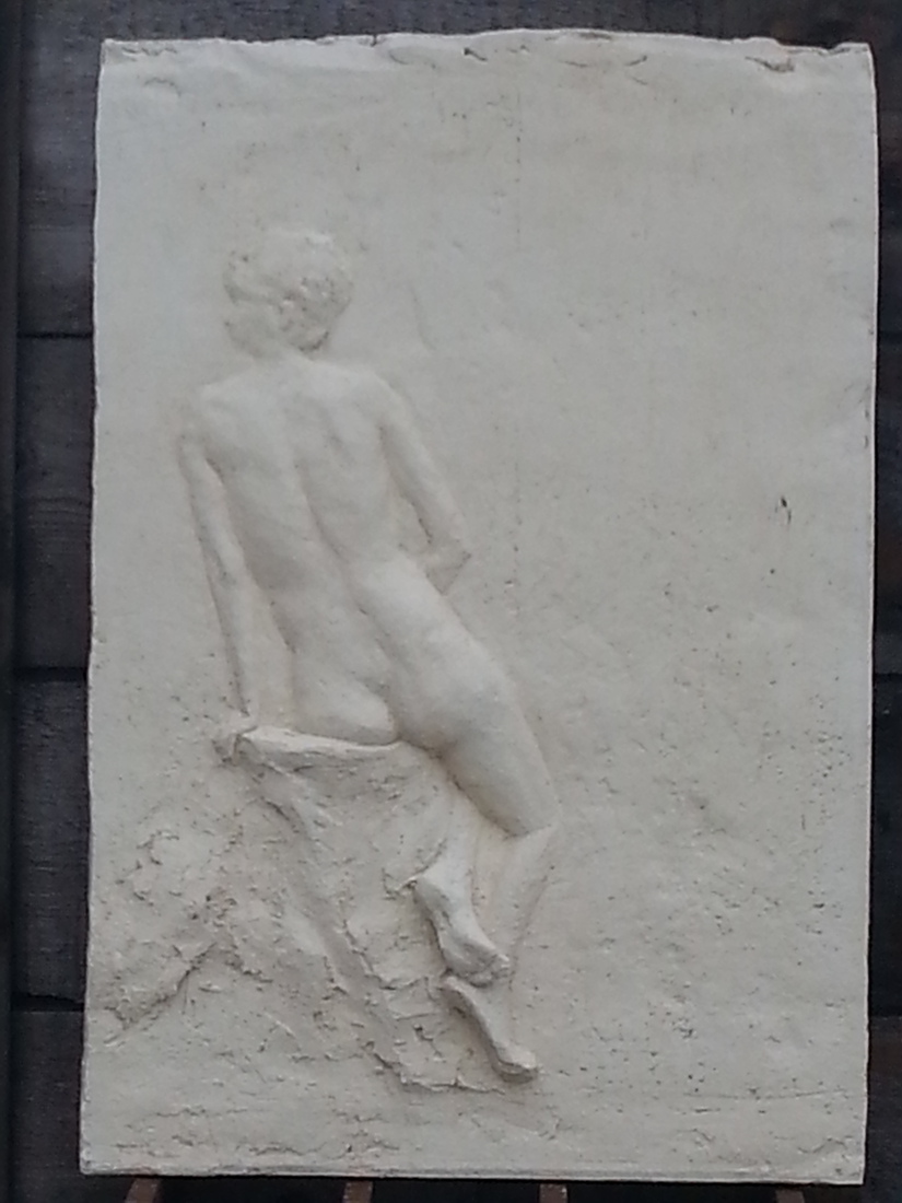 Relief Meisje op boomstronk