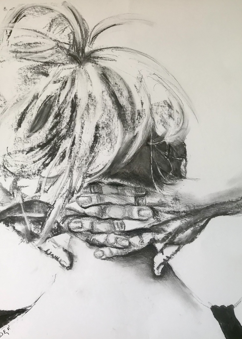 Meisje met handen in de nek