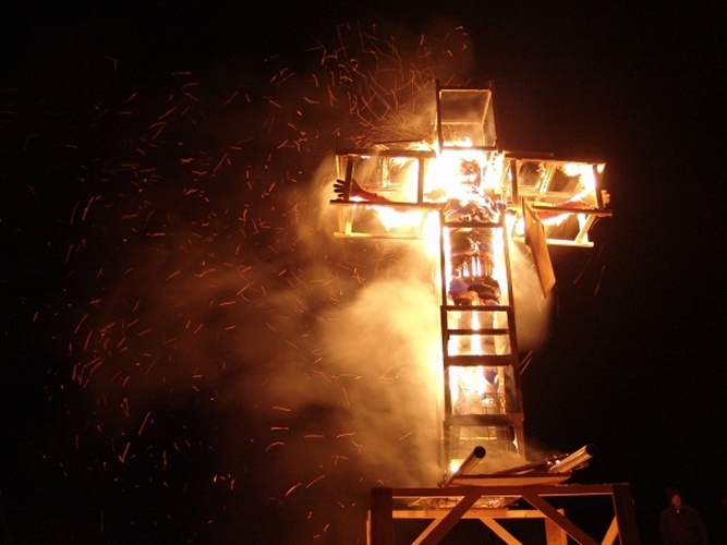 Brandende kruisiging (2)