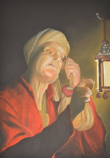 Oude vrouw onderzoekt een munt bij het licht van een lantaarn