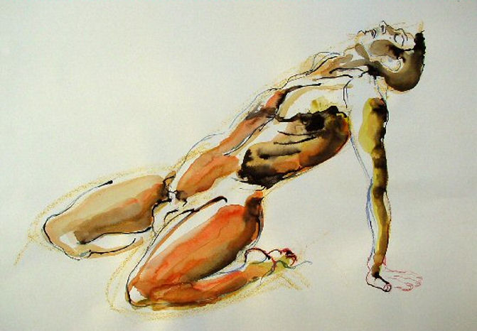 zittende man leunend achterover