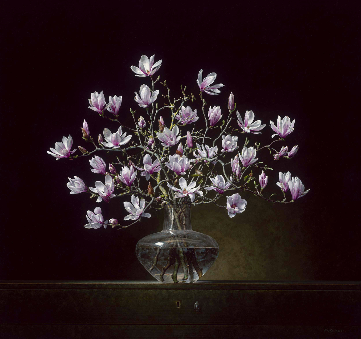 Bloemstilleven met roze magnolia in glazen vaas