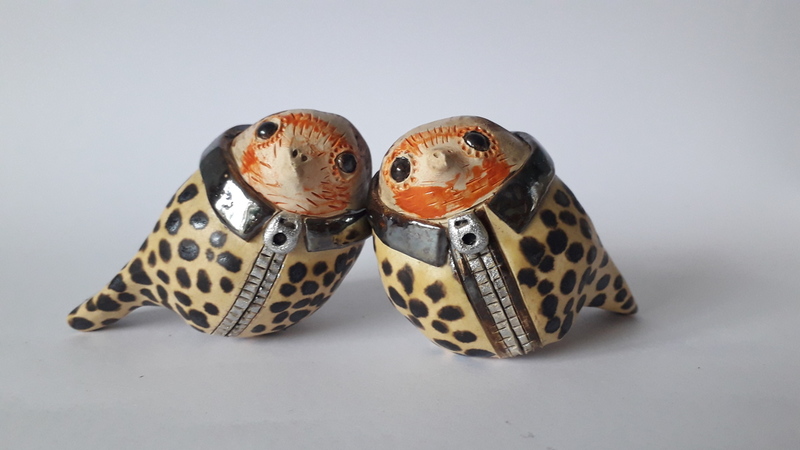 Roodborstjes met luipaardmotief.