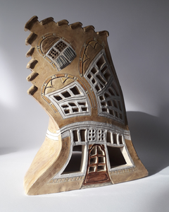 Diverse bekenden gebouwen op zo'n manier weergegeven alsof je ze in een lachspiegel ziet.