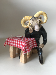 Diverse dieren uit het bos schuiven aan tafel in een restaurant in de stad.