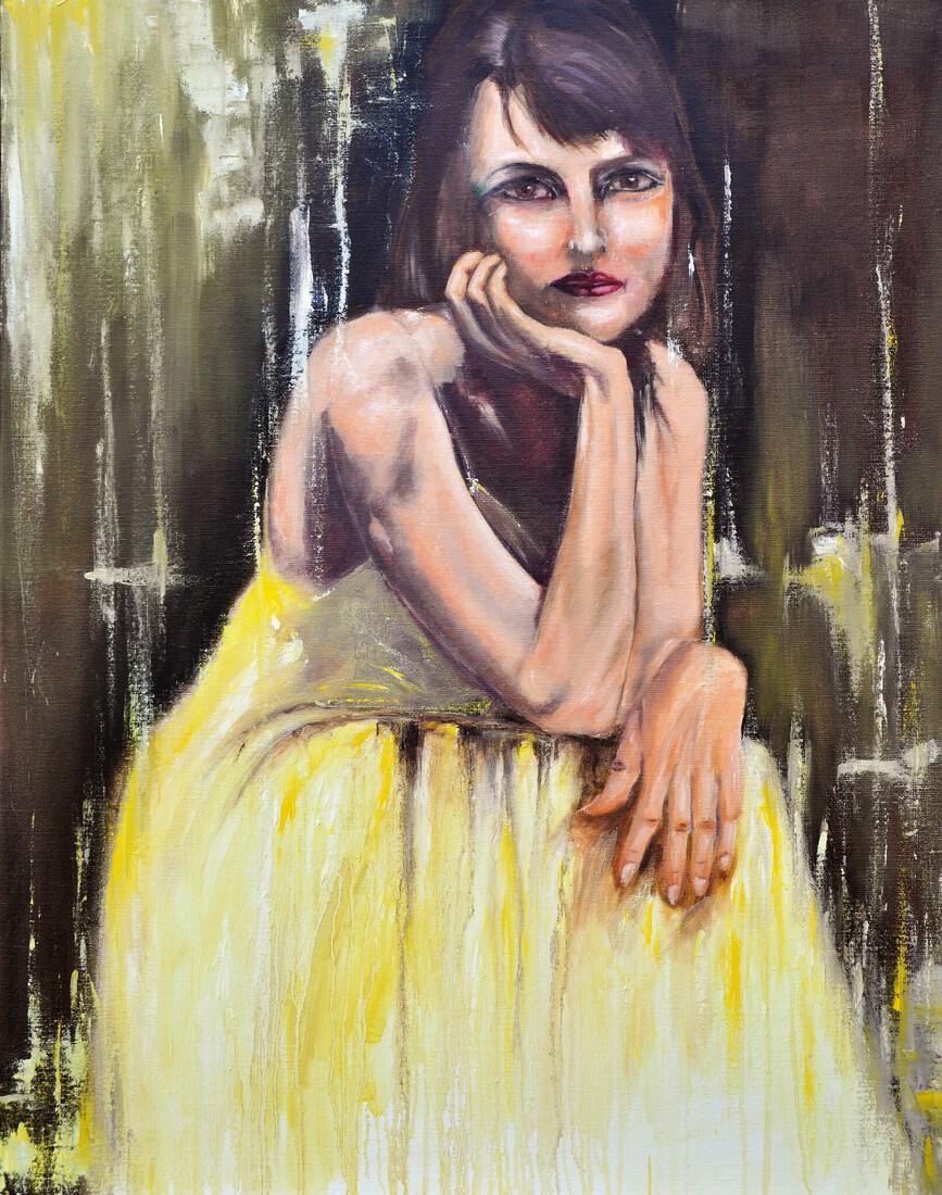 jonge vrouw in geel