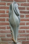 Grijs blauw pakistaans speksteen. Afmeting 13 x 12 x 45 cm excl. sokkel.