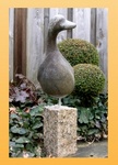 Gans, braziliaans speksteen met zand en grijs tinten. Op sokkel van 20x10x10. Hoogte inclusief sokkel 52cm.