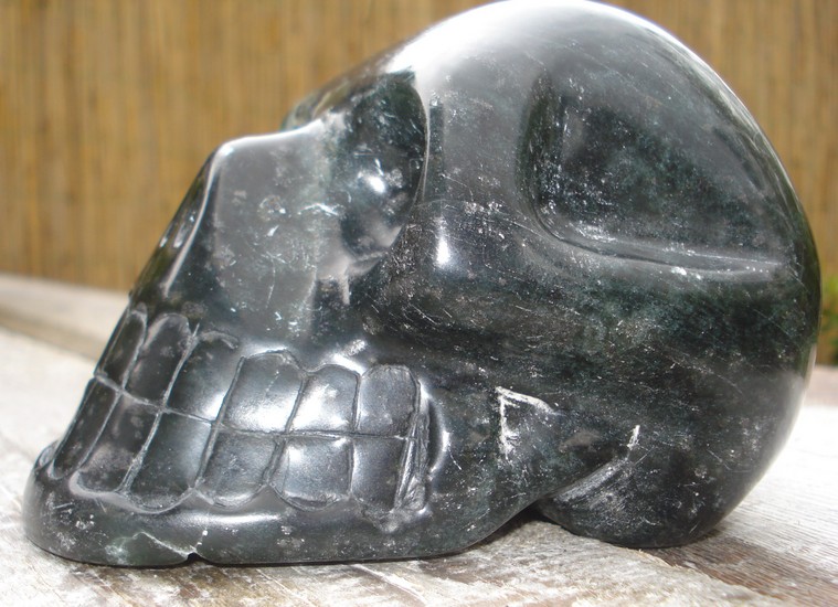 Serpentin schedel