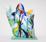 Een koud glas techniek waarbij verschillende lagen gekleurd glas als puzzelstukjes gesneden en op een blanco stuk glas gesmolten worden. Daarna vaak geslumpt, dwz over een mal gesmolten en daardoor vervormd