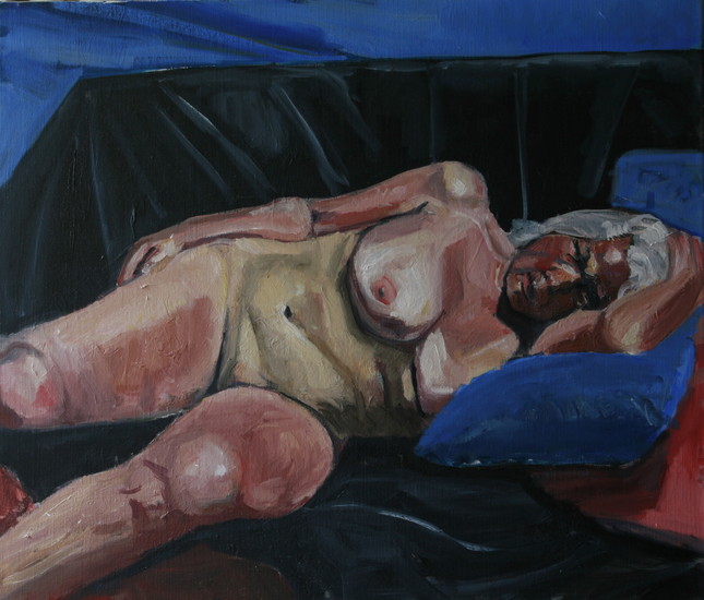 vrouw op blauwe bank