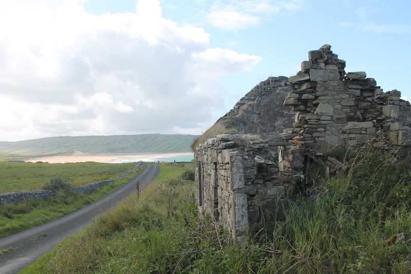Vervallen huisje aan de kust