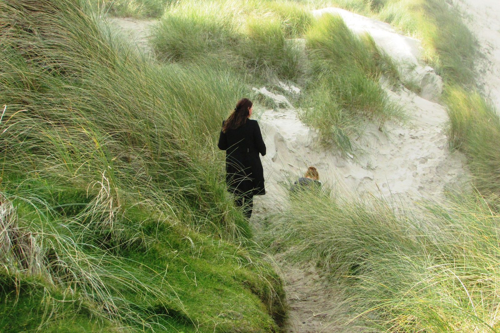 Vrouw en kind in de duinen