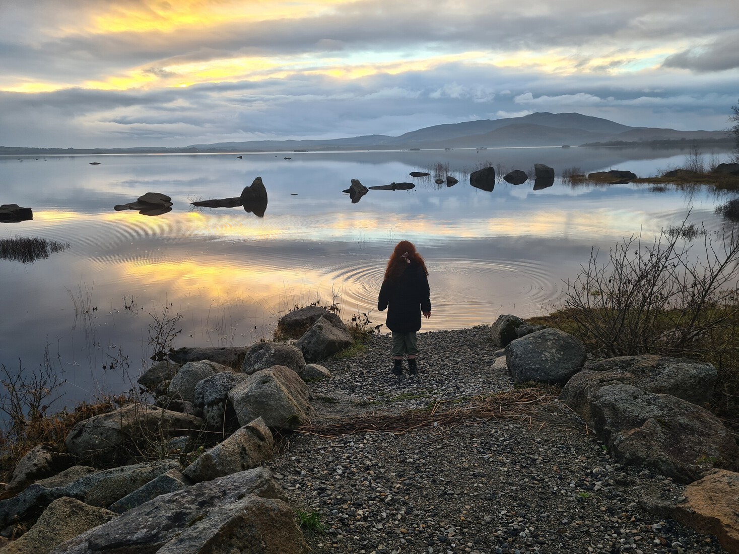 Meisje aan het meer  Lough Callow Ierland