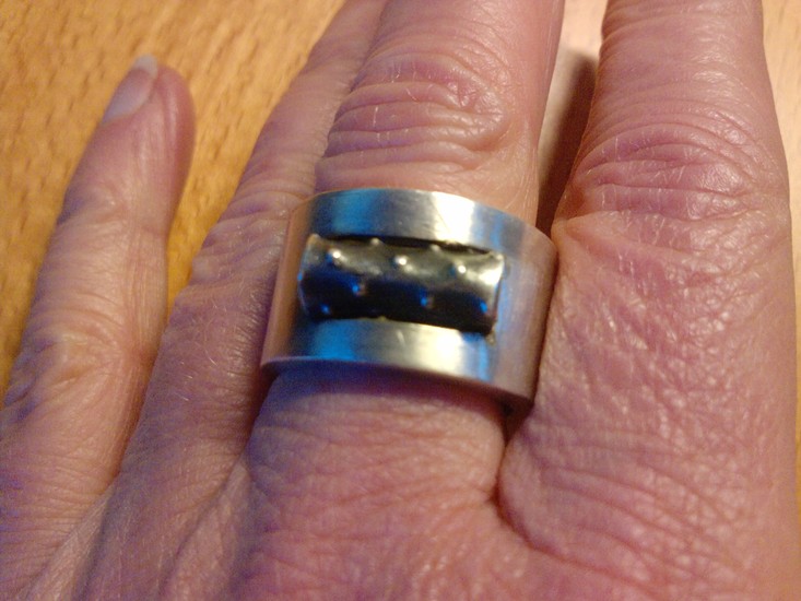 Holle ring met inzet