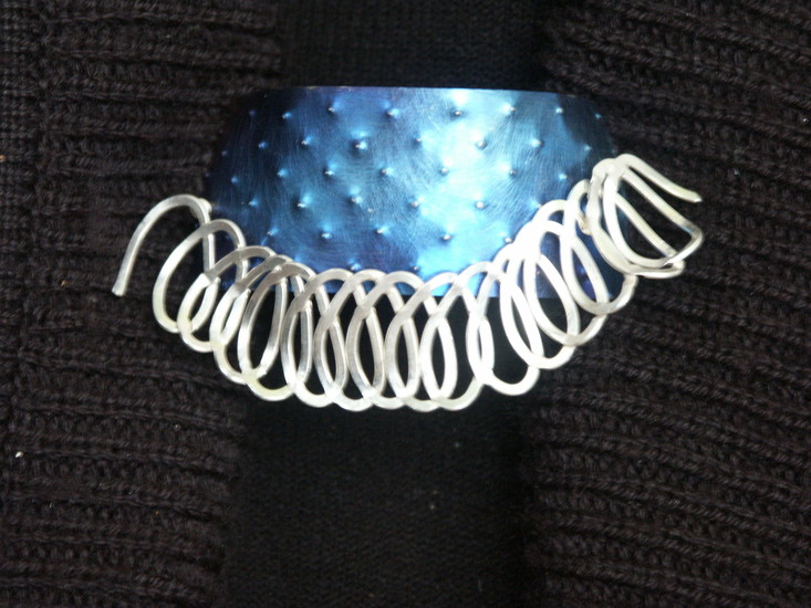 Titanium broche