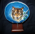 wolven geschilderd op verschillende natuurlijke materialen