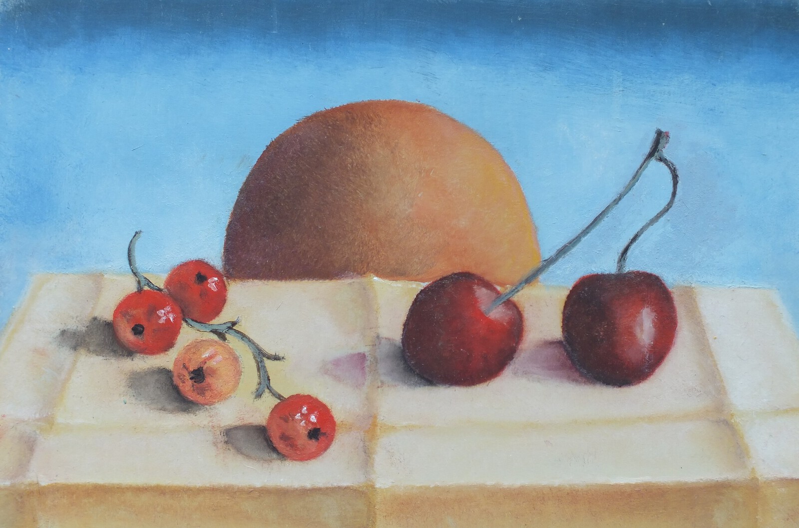 Bessen en kersen op een tafel.