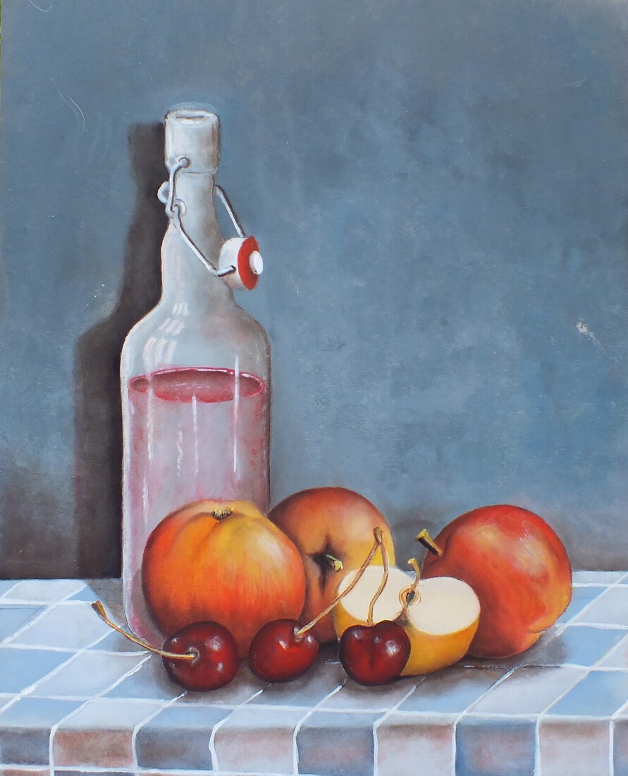 Fles met fruit op tafel.