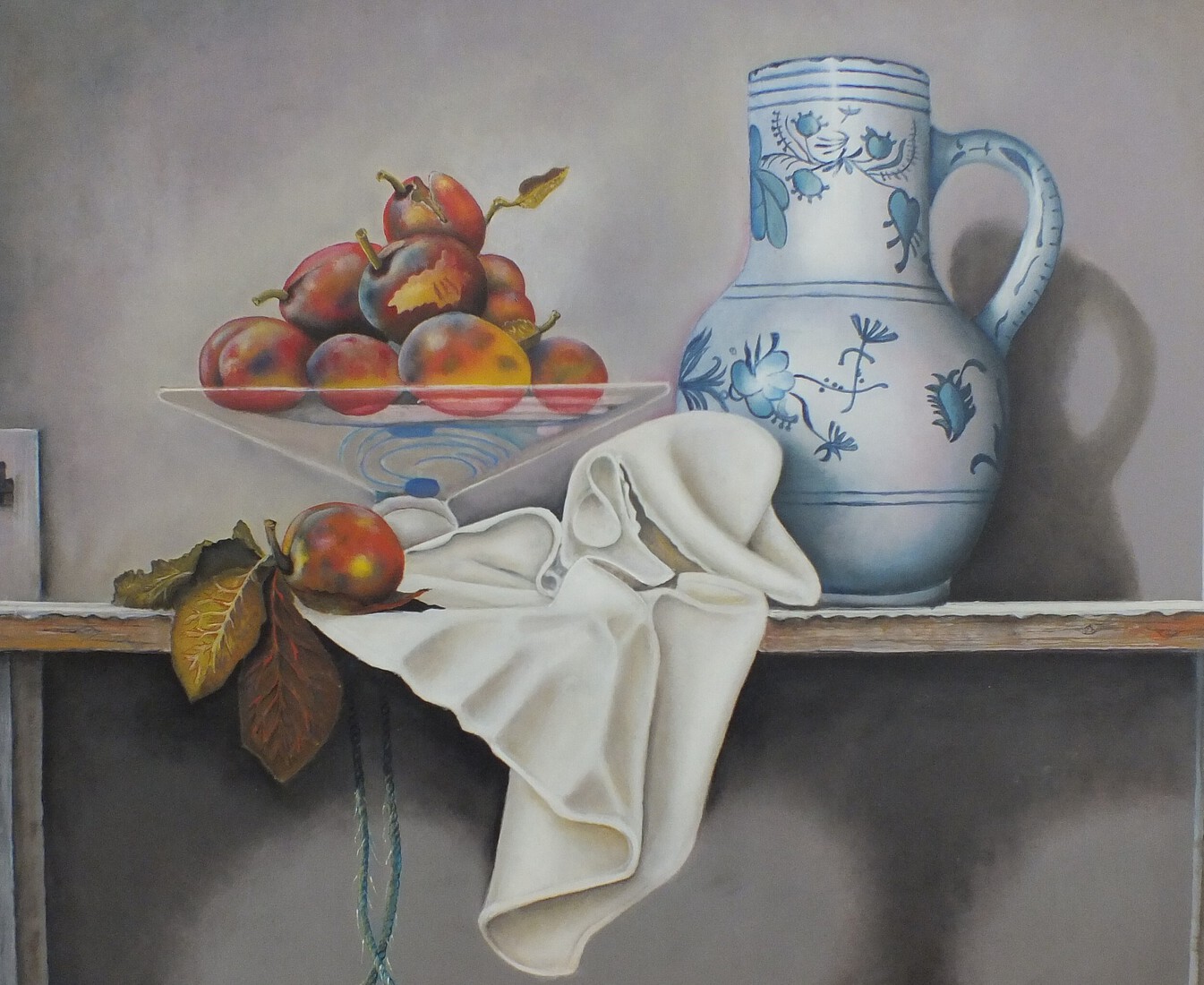 Oude kruik en schaal pruimen