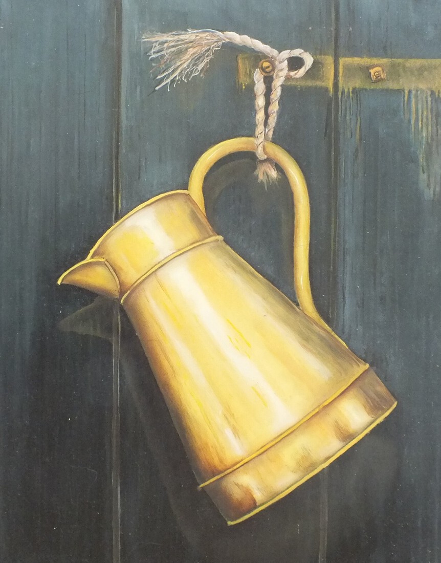 Koperen kan aan schutting.