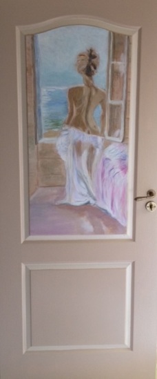 Deurschildering portret vrouw uitkijkend over zee.