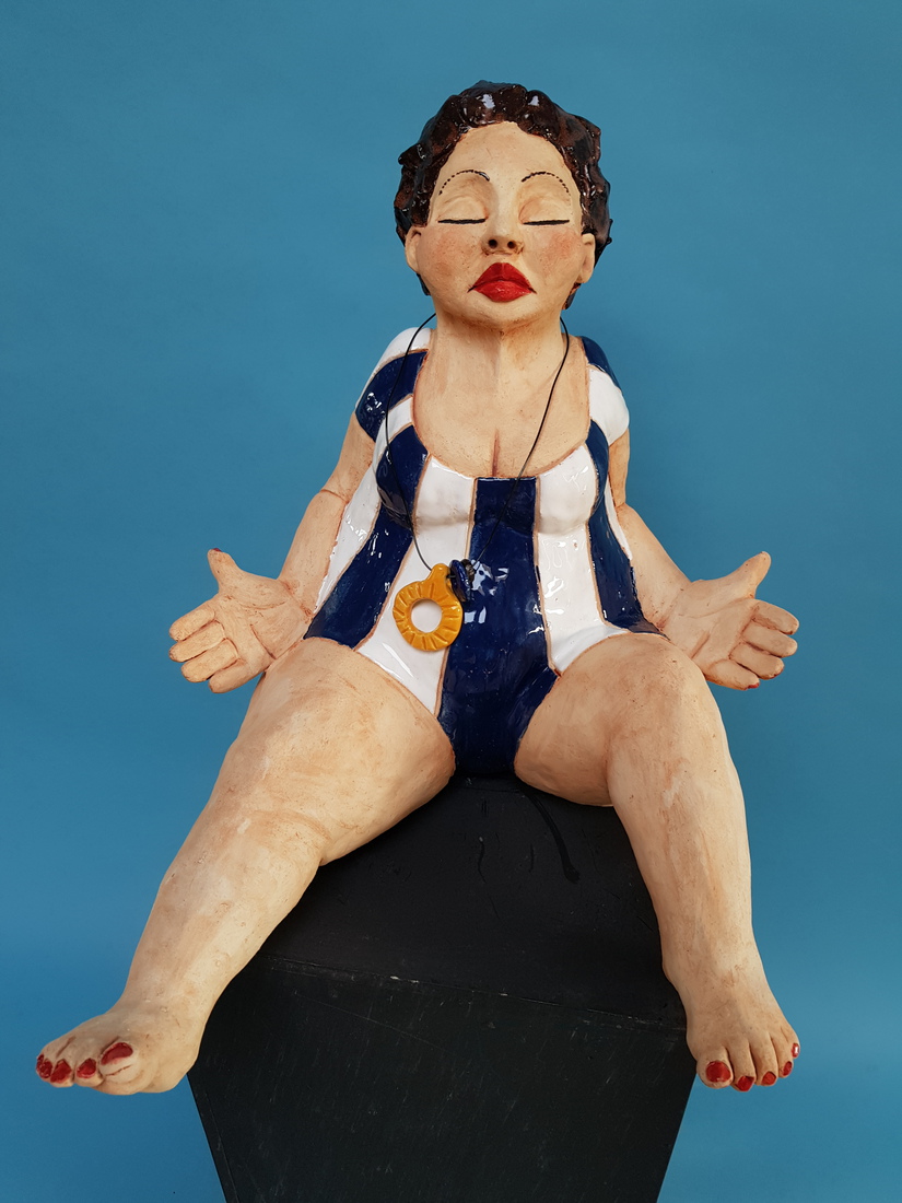 Vrouw in gestreept badpak