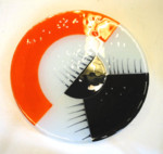 Schalen in strakke en vrije vormen. Vervaardigt uit één of meerdere glaslagen en gebruikmakend van 'natte' of 'droge' pigmenten.