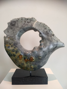 Sculpturen in verschillende steen soorten.Serpentijn,Speksteen, Albast, Travertijn, Franse Kalksteen, Marmer.
Taille directe of met een plan.
De natuur is een van de inspiratiebronnen.