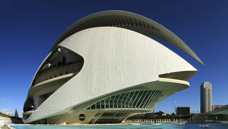 Helmshaped theatre building, architect Calatrava