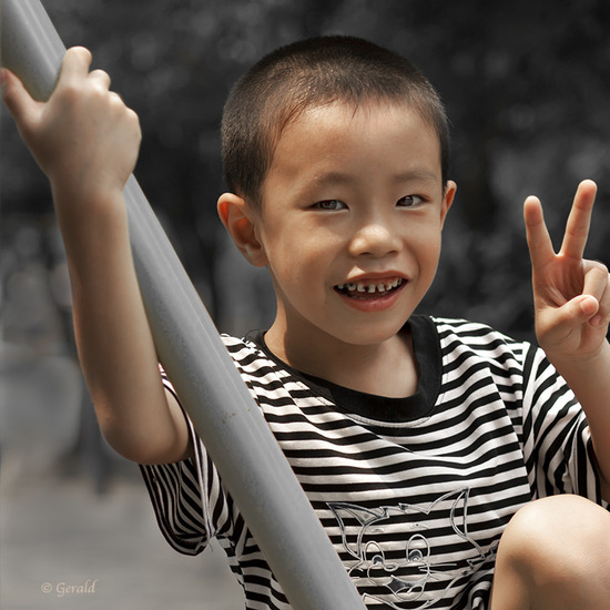 Kind op een schommel