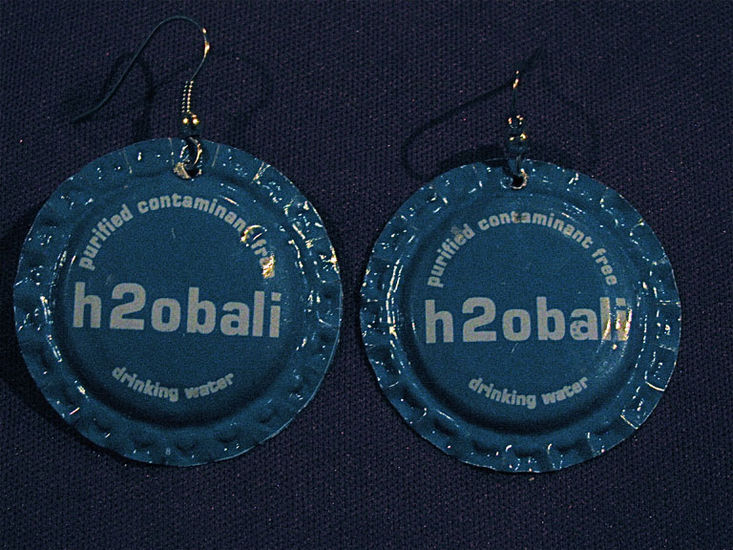 recycled bottle cap earring H2O, simple