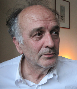 Verschillende soorten portretten; sommige zijn geposeerd, andere niet, sommige zijn binnen genomen, andere buiten.