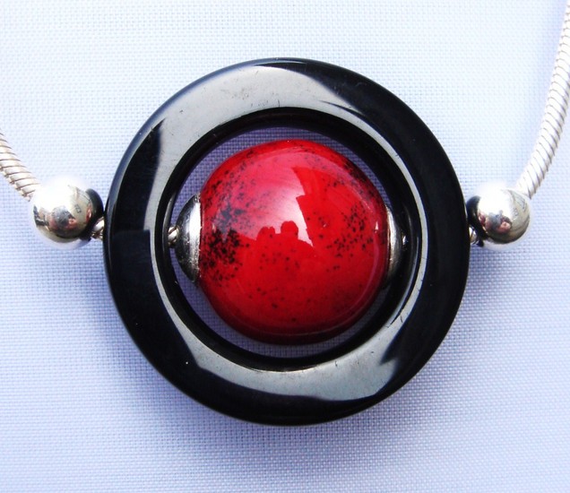 Onyx ring met rode bead