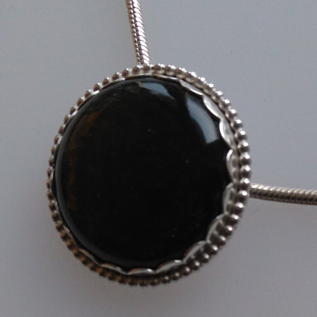 Hanger met zilverobsidiaan (het oplichtende grijze in de steen is op de foto niet te zien)