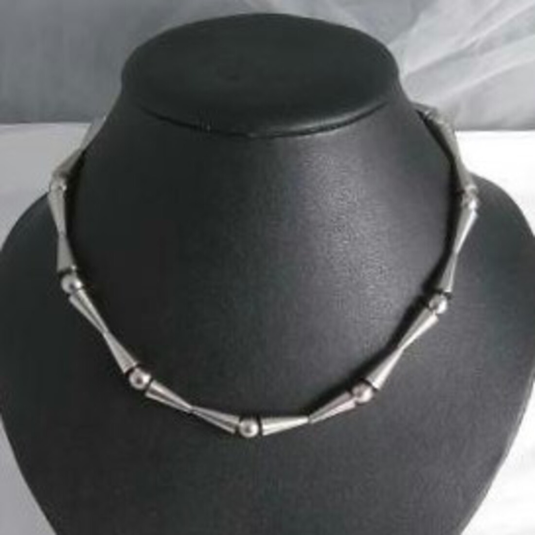Titanium collier