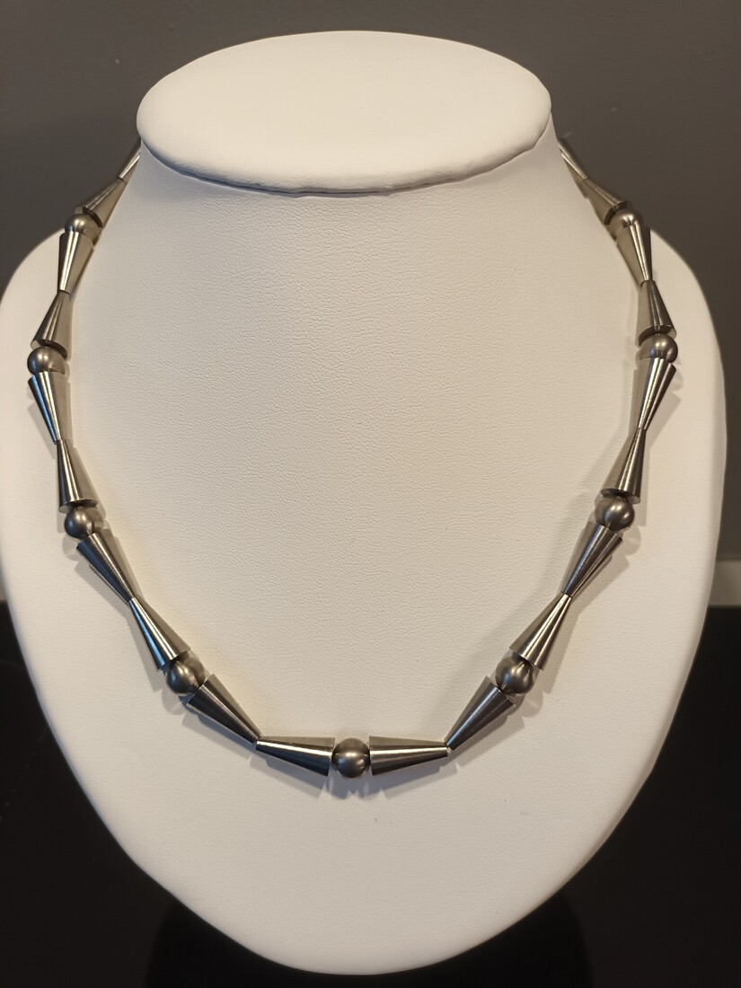 Titanium collier