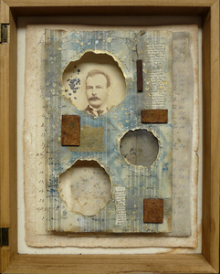 Met papier, stof, verf, inkt, oude documenten en foto's ontstaan kleine kunstwerkjes en portretten, soms 2-dimensionaal, soms 3-dimensionaal en het liefst met een onverwachte wijze van inlijsten. 