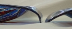 Heldere glassoorten met kleuren in de juiste tinten, het juist aanbrengen van glaslagen met of zonder tussenvoegingen en/of insluitingen van andere materialen en dan manipulatie in de oven. Het genot om te ontwerpen en te maken. Het genot is kompleet als de oven na enkele dagen open gaat en je het stuk kunt vasthouden.