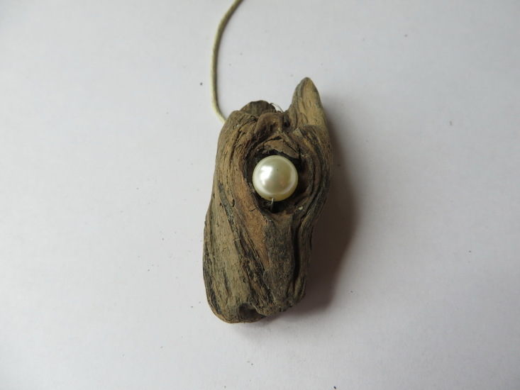 Wood pearl pendant